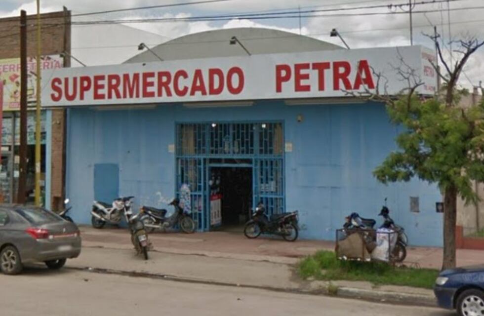 Un delincuente intentó sustraer alimentos de un supermercado y el dueño logró detenerlo