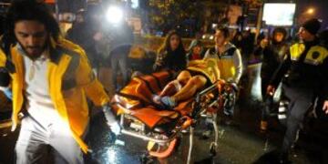 TUR06. Istanbul (Turkey), 01/01/2017.- Medics carry a wounded victim on a stretcher to an ambulance after a gun attack on Reina, a popular night club in Istanbul, near by the Bosphorus, in Istanbul, Turkey, 01 January 2017. At least 35 people were killed