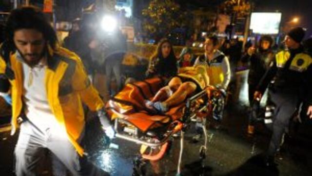 TUR06. Istanbul (Turkey), 01/01/2017.- Medics carry a wounded victim on a stretcher to an ambulance after a gun attack on Reina, a popular night club in Istanbul, near by the Bosphorus, in Istanbul, Turkey, 01 January 2017. At least 35 people were killed