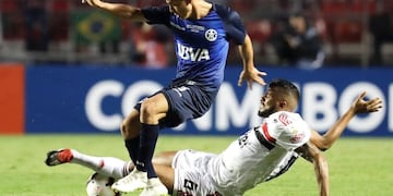 AME3347\u002E SAO PAULO (BRASIL), 13/02/2019\u002E- El jugador Reinaldo (d) de Sao Paulo disputa el balón con Andrés Cubas (i) de Talleres de Argentina durante un partido de vuelta por la Copa Libertadores entre el Sao Paulo de Brasil y el Talleres de Argentina disputado este miércoles en el Estadio Morumbi, en Sao Paulo (Brasil)\u002E EFE/Sebastião Moreira brasil san pablo futbol copa libertadores 2019 futbolistas partido sao pablo vs talleres