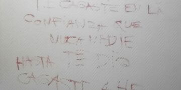 El ex de Camila escribió en la pared un mensaje intimidatorio con su propia sangre\u002E (Facebook)