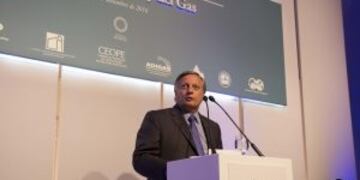 DYN45, BUENOS AIRES 13/12/16, EL MINISTRO DE ENERGIA, JUAN JOSE ARANGUREN, JUNTO A ERNESTO LOPEZ ANADON, PRESIDENTE DEL INSTITUTO ARGENTINO DEL PETROLERO Y EL GAS (IAPG), DURANTE EL ALMUERZO POR EL DIA DEL PETROLEO Y EL GAS.FOTO.DYN