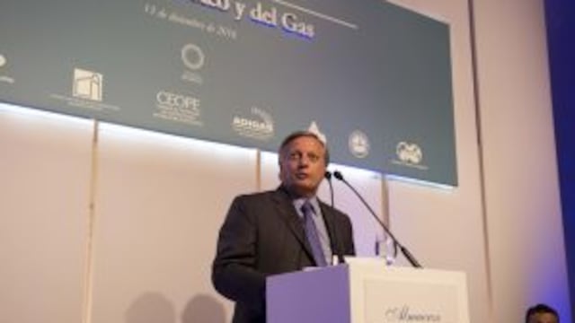 DYN45, BUENOS AIRES 13/12/16, EL MINISTRO DE ENERGIA, JUAN JOSE ARANGUREN, JUNTO A ERNESTO LOPEZ ANADON, PRESIDENTE DEL INSTITUTO ARGENTINO DEL PETROLERO Y EL GAS (IAPG), DURANTE EL ALMUERZO POR EL DIA DEL PETROLEO Y EL GAS.FOTO.DYN