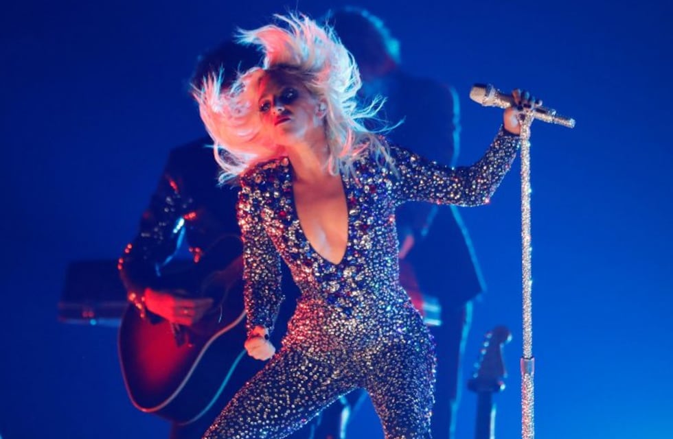¡Qué golpazo! Un fan alzó a Lady Gaga en pleno show y ambos cayeron del escenario