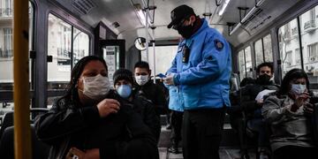 Policías realizan un control de tránsito para verificar permisos de circulación. (EFE)