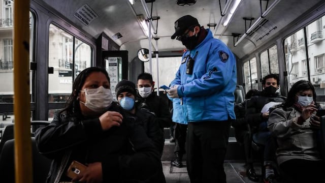 Policías realizan un control de tránsito para verificar permisos de circulación. (EFE)