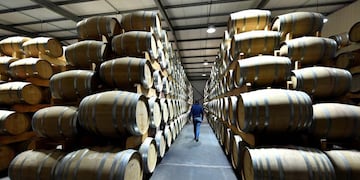 Barricas de roble con vino en guarda  / AFP PHOTO / GEORGES GOBET