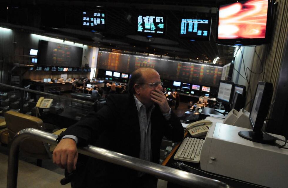 El riesgo país alcanza un nuevo récord, el bono “más popular” se acerca a perforar los 30 dólares