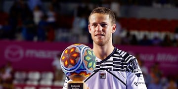 GRAF2501\u002E LOS CABOS (MÉXICO),03/08/2019\u002E- El jugador argentino Diego Schwartzman besa el trofeo después de vencer al estadounidense Fritz Taylor en la final del abierto de Tenis de Los Cabos, categoría de ATP World Tour 250, disputado en el estado de Baja California (México)\u002E EFE/Jorge Reyes