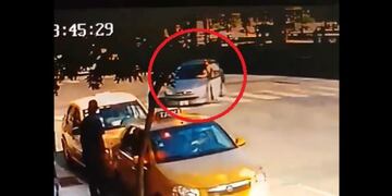 El auto embiste a la mujer mientras cruzaba la calle por la senda peatonal\u002E