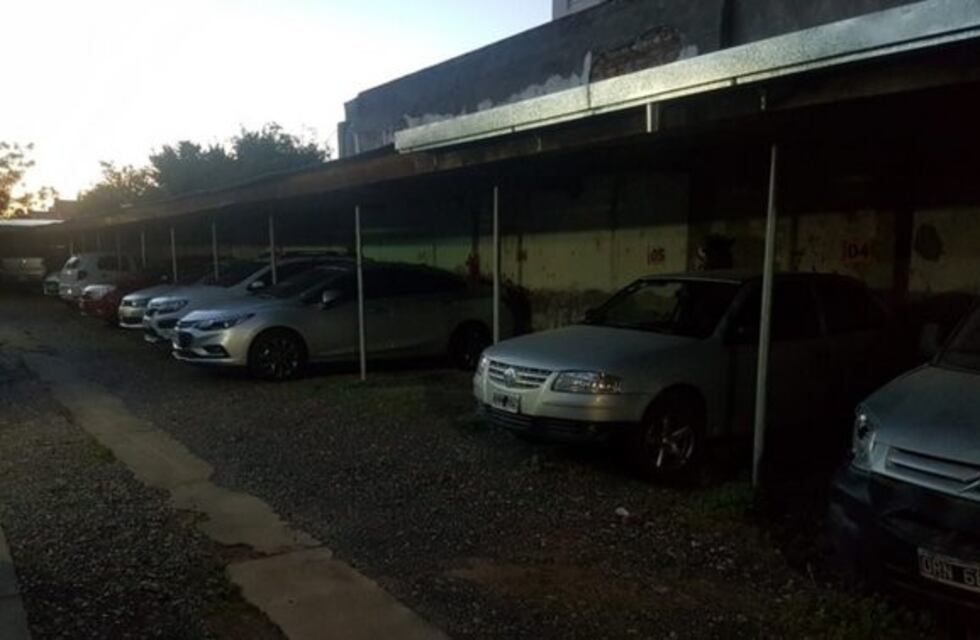 Un joven fue sorprendido mientras robaba en una cochera