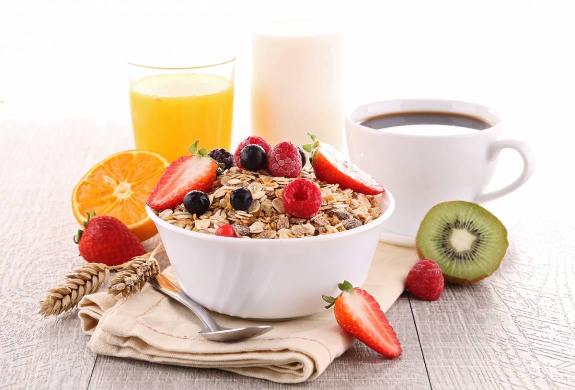 Lácteos, cereales y frutas en el desayuno