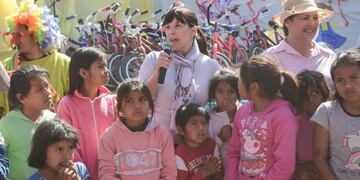 Elida Cuesta junto a algunos niños de diversos parajes de El Impenetrable\u002E