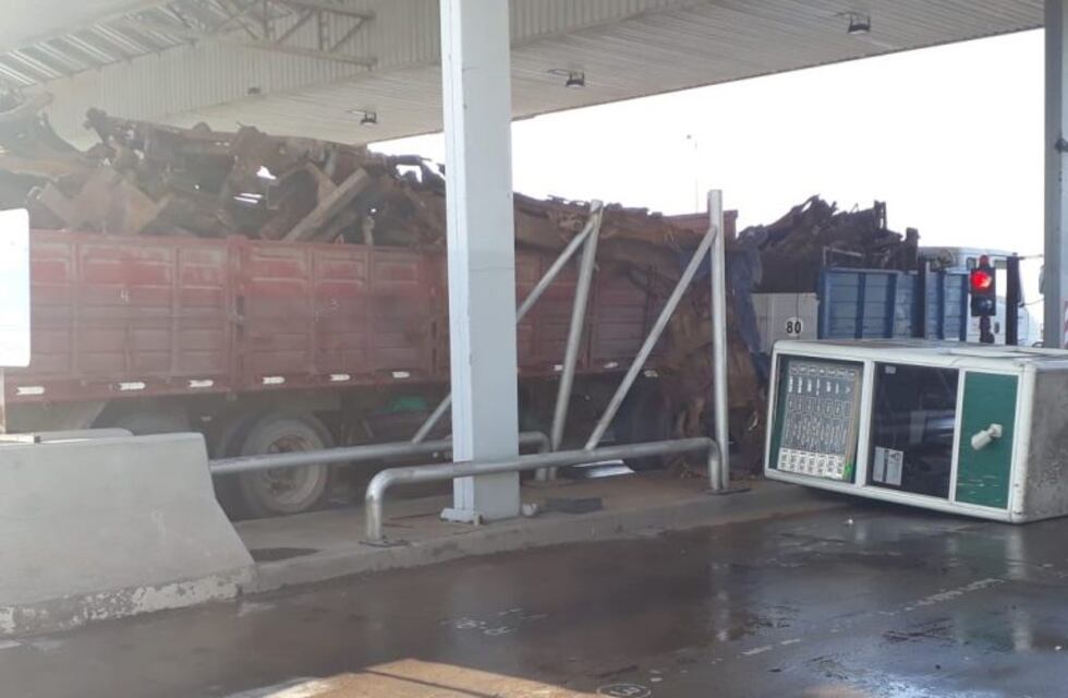 Un camión chocó contra una casilla del peaje en Ruta 9 Norte