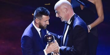 23/09/2019 23 September 2019, Italy, Milan: Barcelona's Lionel Messi (L) receives the best men footballer award from FIFA President Gianni Infantino during the FIFA Best Football Awards 2019 ceremony at Teatro La Scala\u002E Photo: Marco Alpozzi/Lapresse via ZUMA Press/dpa DEPORTES Marco Alpozzi/Lapresse via ZUMA  / DPA