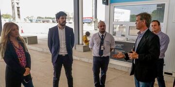 Directora Nacional de Migraciones Florencia Carignano junto al subsecretario de Relaciones Municipales de la Nación y el intendente de Gualeguaychú\u002E\nCrédito: MDG