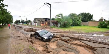 Impresionante grieta se abrió en el asfalto en barrio Parque Liceo Tercera Sección\u002E