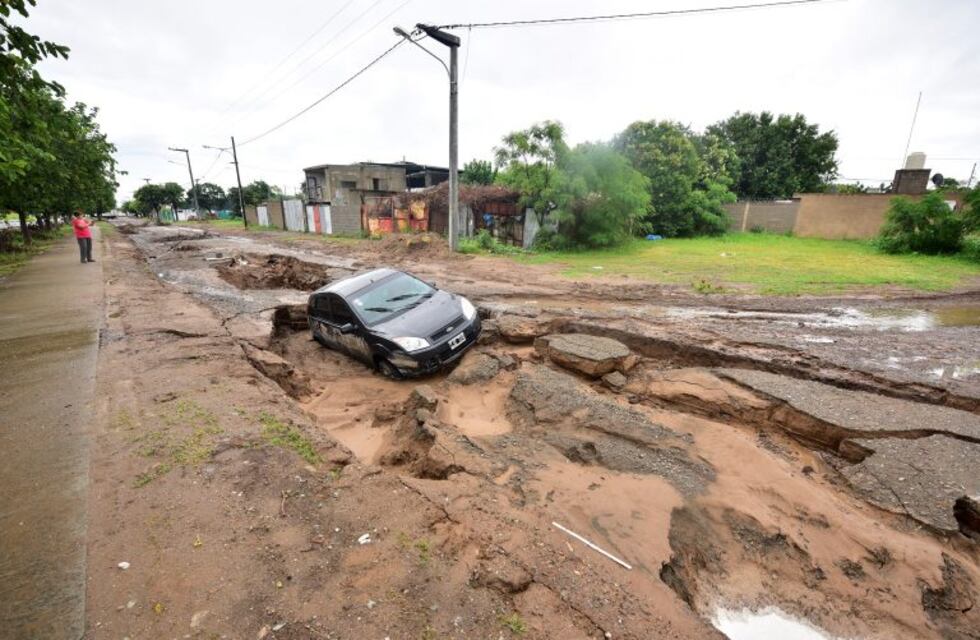 Video: así sacaron el auto "tragado" por una calle durante las lluvias