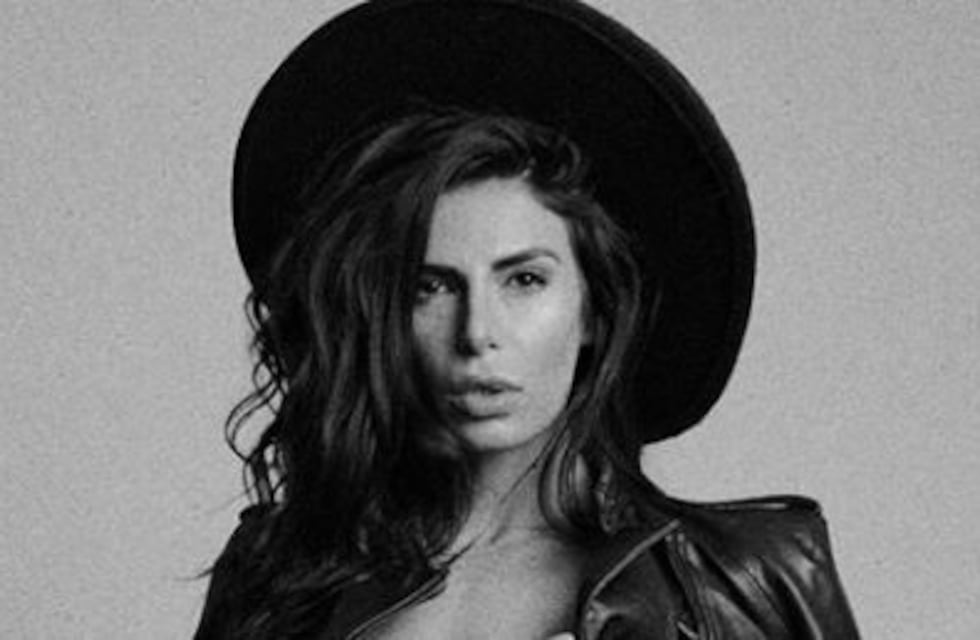 La historia de una modelo iraní condenada a 148 latigazos por posar desnuda