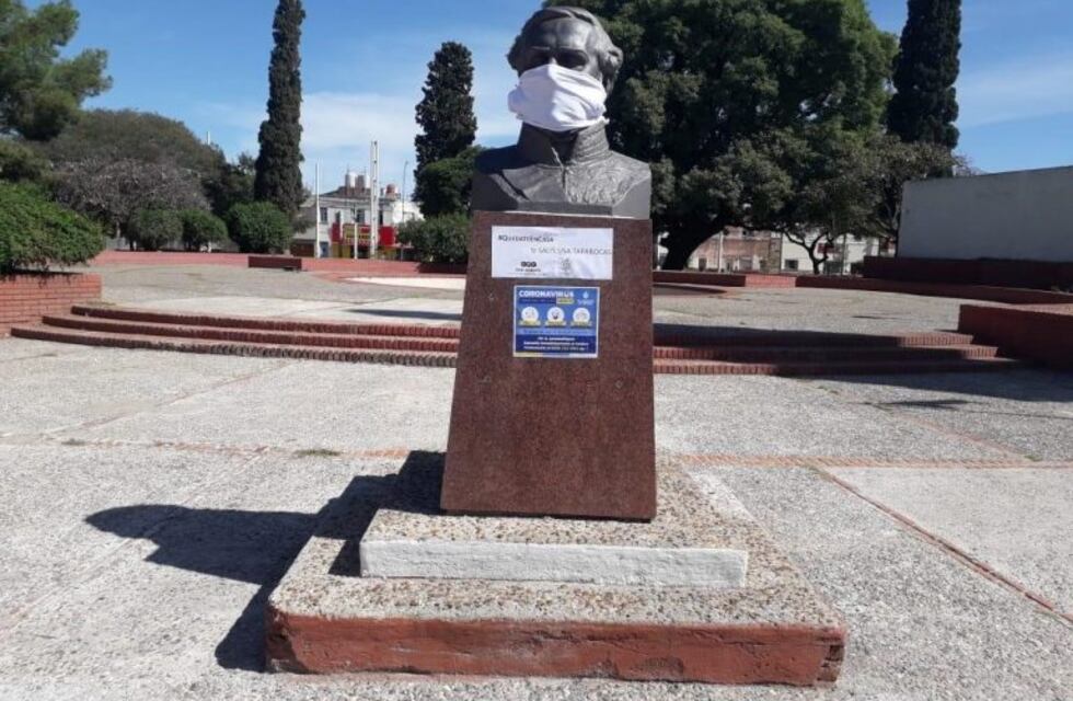 Coronavirus: le pusieron barbijo a una estatua de Urquiza