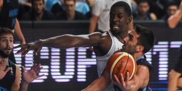 Argentina's point guard Facundo Campazzo shoots marked by Canada'spower forward Andrew Nicholson during their 2017 FIBA Americas Championship Group B game in Bahia Blanca, Argentina, on August 28, 2017\u002E / AFP PHOTO / EITAN ABRAMOVICH