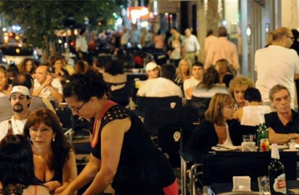 La actividad bajó entre 20 y 30 por ciento en el Paseo Pellegrini y evalúan dejar de cobrar el cubierto