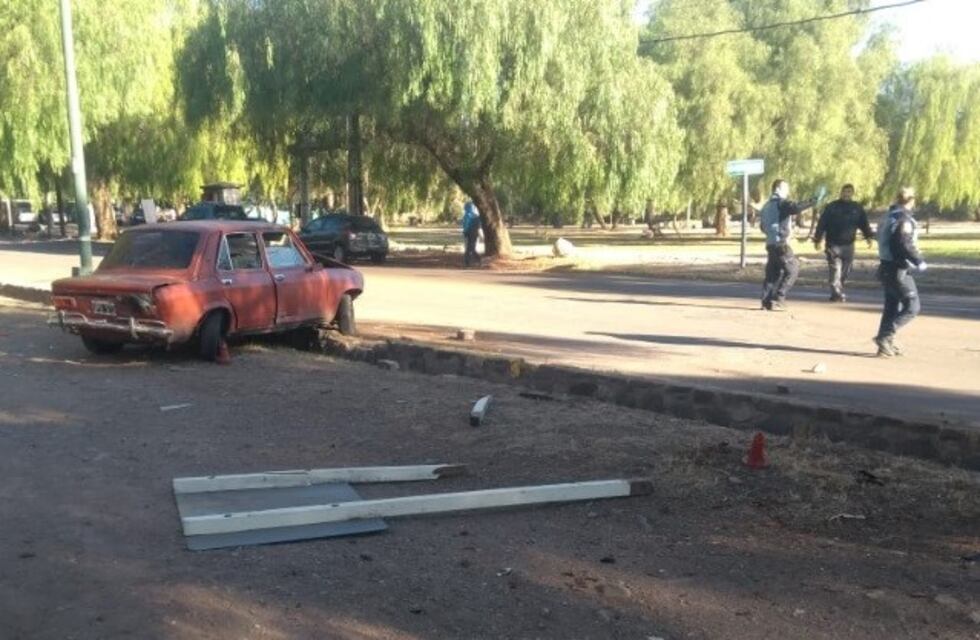 Robaron, chocaron un móvil policial y fueron arrestados