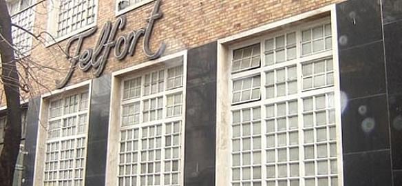 Despedidos de la empresa de golosinas Felfort reclaman incorporación con un corte en la fábrica