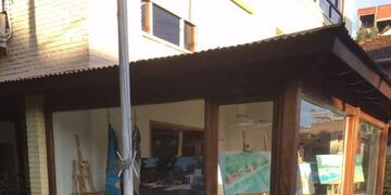 Lo multaron por limpiar las playas de Pinamar y protestar tirando la basura frente al municipio\u002E