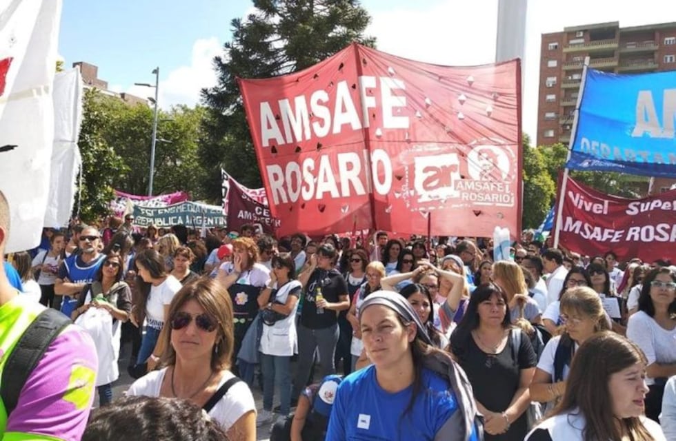 Los gremios estatales de Santa Fe marcharon en el inicio del paro de 48 horas