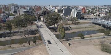 El puente sobre la calle 25 de Mayo fue inaugurado este lunes por Juan Schiarretti\u002E (Prensa Gobierno)