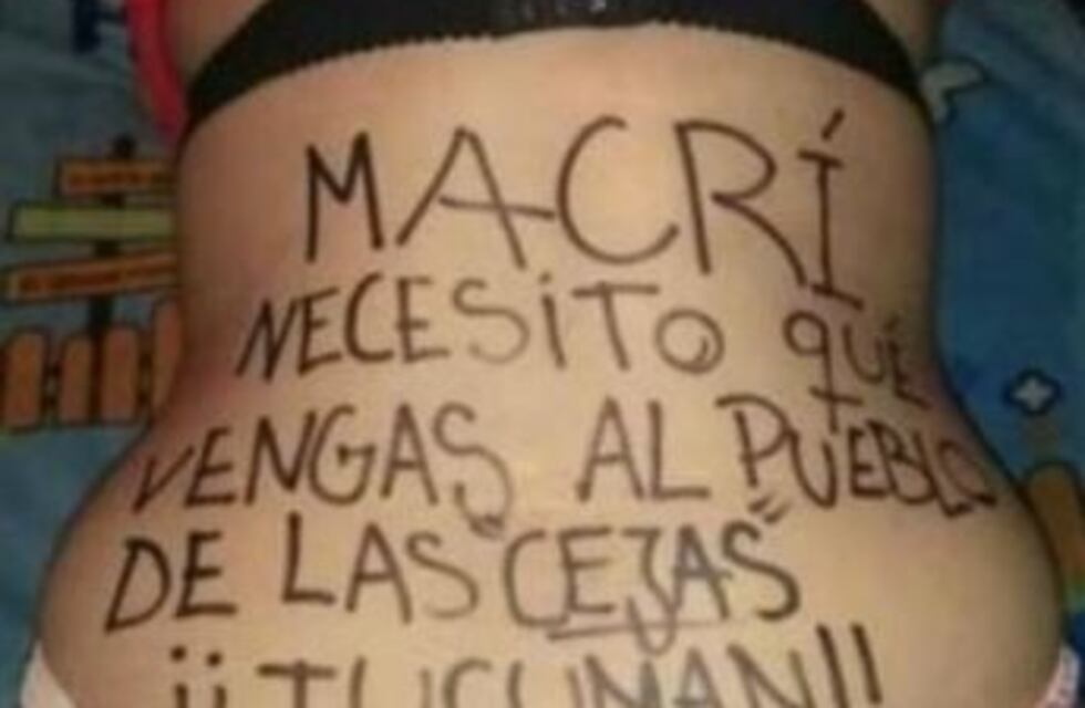 Insólito reclamo: una tucumana se pintó la cola para llamar la atención de Macri