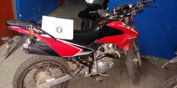 La moto tenía activada la alarma, que sonó cuando el malviviente la quiso robar\u002E