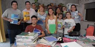 Hacen cartucheras y cuadernos para que los chicos carenciados puedan estudiar