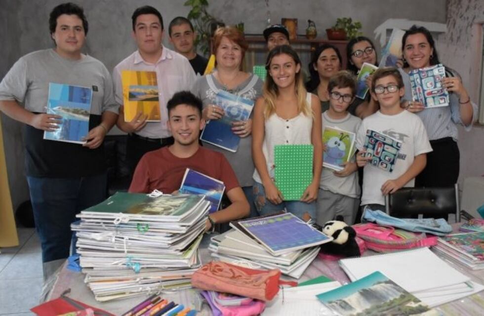 Hacen cartucheras y cuadernos para que los chicos carenciados puedan estudiar