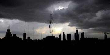 DYN30, BUENOS AIRES 24/01/2017, TORMENTA EN LA CIUDAD DE BUENOS AIRES\u002E\r\nFOTO\u002EDYN/PABLO AHARONIAN\u002E ciudad de buenos aires tormenta sobre la ciudad de buenos aires clima tormentas nubes de tormenta