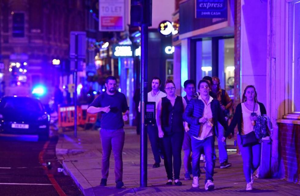 Una camioneta atropelló a varias personas en el Puente de Londres