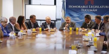 Jaldo ratificó la vigencia del Boleto Estudiantil Gratuito\u002E (Comunicación Gobierno de Tucumán)