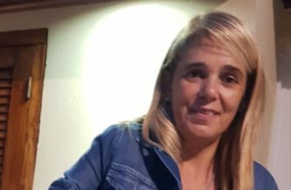 Se quebró la mano, la enyesaron y ahora no se puede sacar la campera
