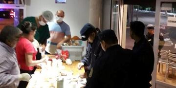 Comerciantes brindan desayuno a policías, bomberos y personal de salud en General Güemes (Facebook Don Juan Restó)