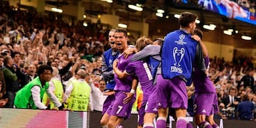 Real Madrid's Portuguese striker Cristiano Ronaldo (2nd L) celebrates with teammates after scoring their third goal during the UEFA Champions League final football match between Juventus and Real Madrid at The Principality Stadium in Cardiff, south Wales, on June 3, 2017. / AFP PHOTO / JAVIER SORIANO