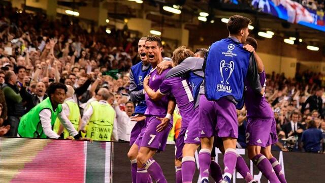 Real Madrid's Portuguese striker Cristiano Ronaldo (2nd L) celebrates with teammates after scoring their third goal during the UEFA Champions League final football match between Juventus and Real Madrid at The Principality Stadium in Cardiff, south Wales, on June 3, 2017. / AFP PHOTO / JAVIER SORIANO