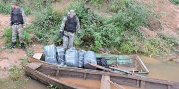 Las bolsas con 136 kilos de marihuana en el bote que venía desde el Paraguay\u002E