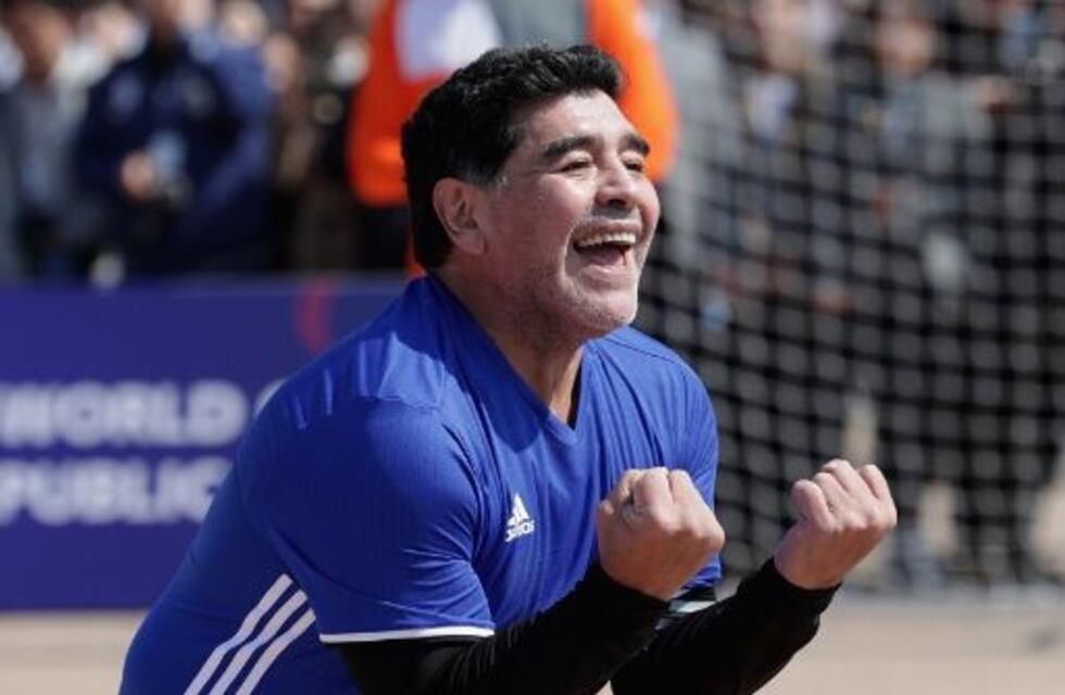 Maradona hizo "la mano de Dios" en un partido que jugó con Aimar en Corea