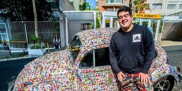 Henrique feliz junto a su renovado auto