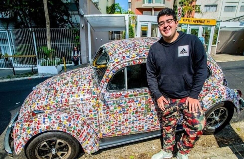 Fiebre Mundialista: ploteó su auto con figuritas del mundial