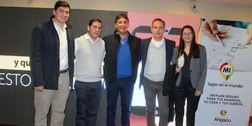 Funcionarios de Angaco\u002E