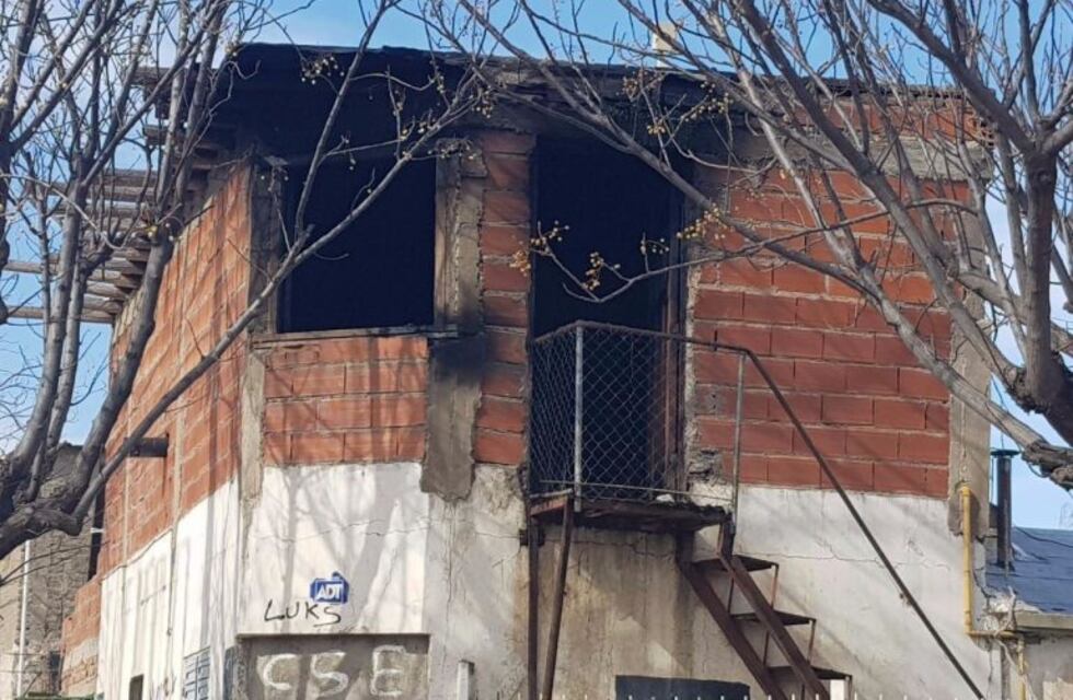 Su hijo de tres años jugaba con fuego e incendió la casa
