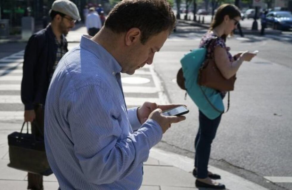 En Mendoza preocupan los nuevos "peatones tecnológicos"