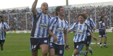 Inolvidable\u002E Juan Pablo Rezzónico festeja con Perico Ojeda el gol que llevó a la Academia a la B Nacional\u002E
